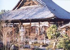 善徳寺
1368年足利尊氏を開基、仏満禅師を
開山として創建されました。